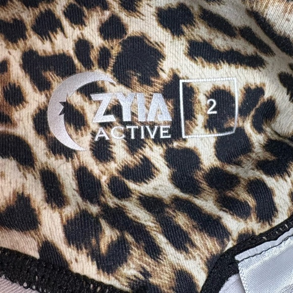 Zyia Leopard Brilliant Scrunchy What Leggings - Picture 8 of 9